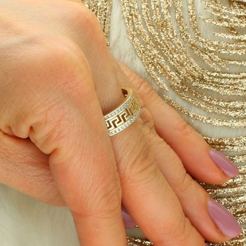 Złoty pierścionek damski wysadzany cyrkoniami z ażurowym greckim wzorem. Elegancka biżuteria z kolekcji Eternity – idealny prezent dla kobiety.5.jpg